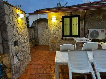 Tavernetta con piccolo giardinetto