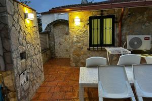 Tavernetta con piccolo giardinetto