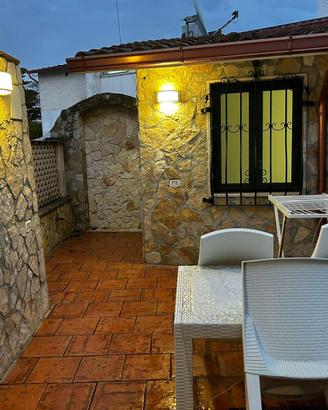 Tavernetta con piccolo giardinetto