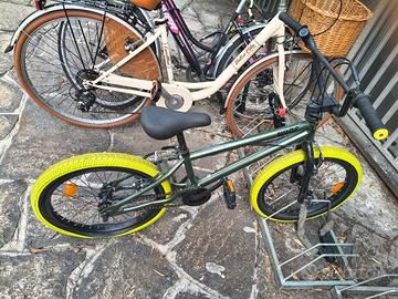 BMX Decathlon wipe 500  verde con ruote gialle 