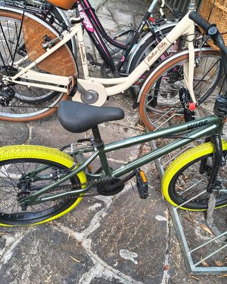 BMX Decathlon wipe 500  verde con ruote gialle 