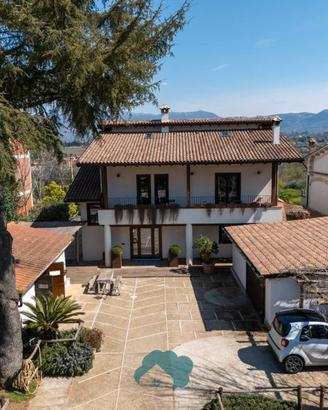 Villa signorile con piscina e terrazzo