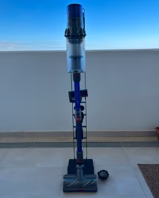 Dyson V11 per ricambi o da riparare + stand