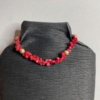Collana artigianale con pietre rosse.