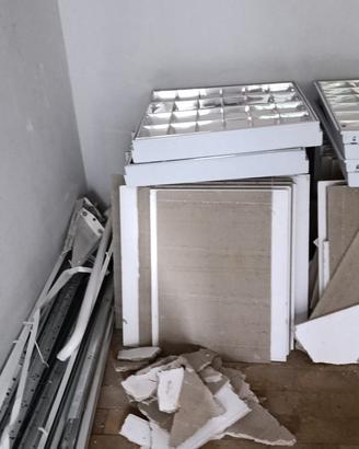 Controsoffitto mobile da ufficio con lampade