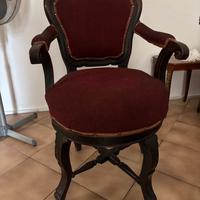 Antica poltrona da barbiere girevole