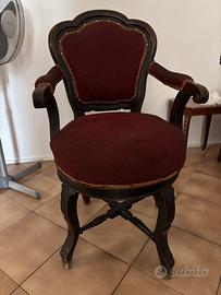 Antica poltrona da barbiere girevole