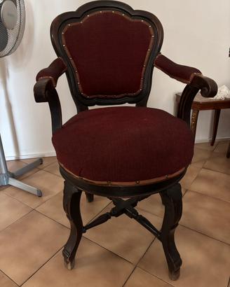 Antica poltrona da barbiere girevole