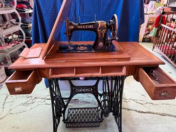 Macchina da cucire Necchi d’epoca con mobiletto