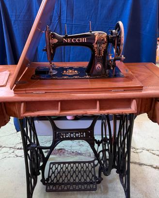 Macchina da cucire Necchi d’epoca con mobiletto