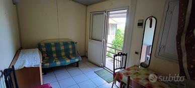 Terreno con prefabbricato e piscina