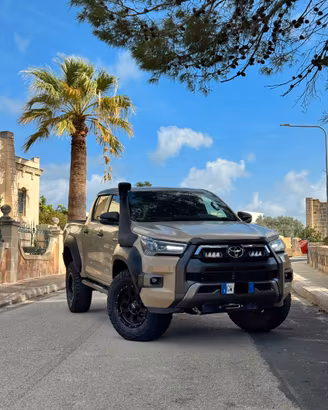 TOYOTA HILUX INVINCIBLE 2.8 DIESEL 4x4 AUTOMATICO