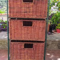 Mobiletto in vimini con struttura in ferro