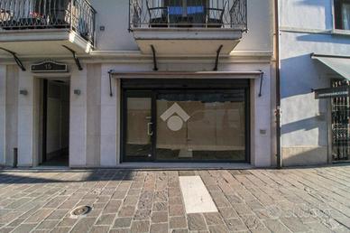NEGOZIO A DESENZANO DEL GARDA