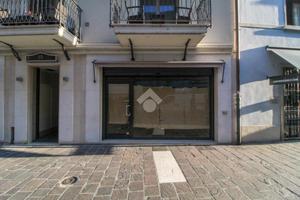 NEGOZIO A DESENZANO DEL GARDA