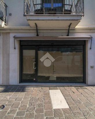 NEGOZIO A DESENZANO DEL GARDA