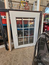 Finestra in alluminio con grata