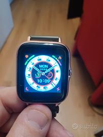 Smartwatch di diversi modelli e colori