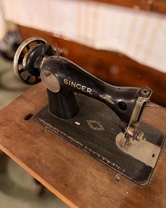 Macchina da cucire Singer vintage a pedale