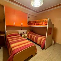 Struttura letto a castello con comodino