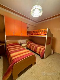 Struttura letto a castello con comodino