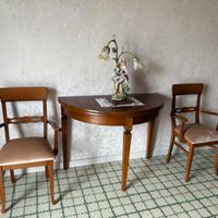 Tavolino apribile e due sedie rivestite in velluto