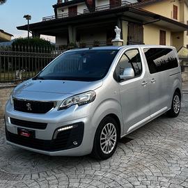 Peugeot Traveller furgone 8 posti allestimento all