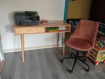 Scrivania in legno e sedia a rotelle