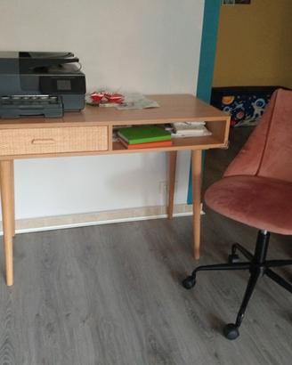 Scrivania in legno e sedia a rotelle