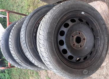 N° 4 pneumatici 205/55/16 con cerchi e copricerchi
