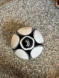 Pallone da calcio della juve, profotto ufficiale.