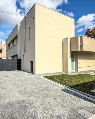 Attico con terrazza, ingressi e scoperto di propri