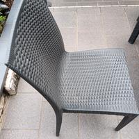 Tavolo completo di sedie