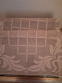 Tovaglietta/centro rettangolare ad uncinetto punto