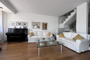 Soluzione con taverna, garage e giardino