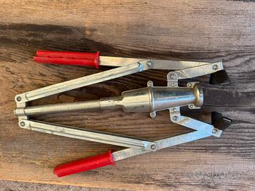 Apparecchio per mettere i tappi di sughero