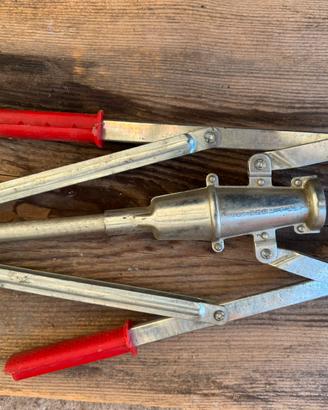 Apparecchio per mettere i tappi di sughero