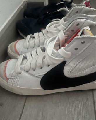Nike Blazer Mid 77 Bianca con baffo nero Jumbo por