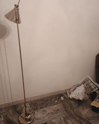 lampada vintage a piede di metallo