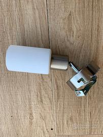 Lampada orientabile in vetro opacizzato.