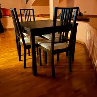 Tavolo quadrato 1mx1 m di legno scuro con 4 sedie