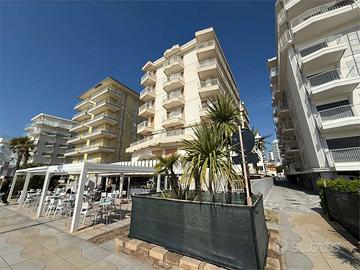Comodo bilocale in condominio fronte mare