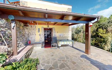 VILLETTA CON TERRAZZE VISTA MARE IMMERSA NEL VERDE