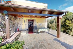 VILLETTA CON TERRAZZE VISTA MARE IMMERSA NEL VERDE