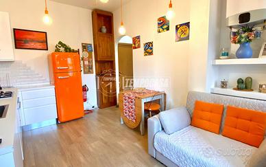 DUE LOCALI ARREDATO CON BALCONE