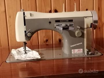 Macchina da cucire Necchi con mobiletto