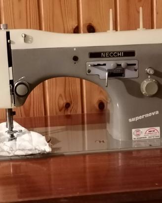 Macchina da cucire Necchi con mobiletto