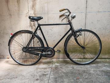 Bicicletta vintage nera con freni a bacchetta