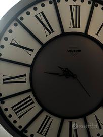 Orologio da parete grande con numeri romani