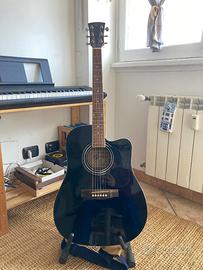 Chitarra acustica amplificabile